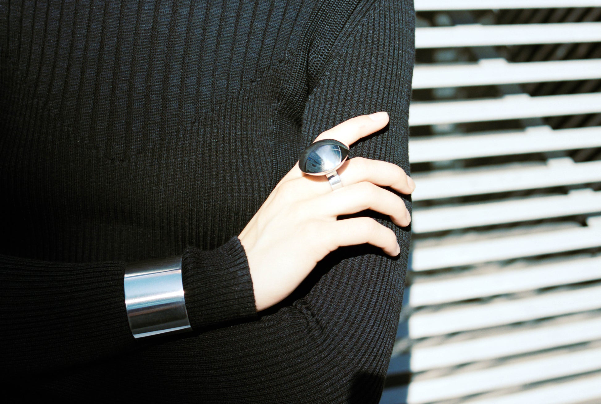 MH 925 Arc Cuff II lifestyle campaign image