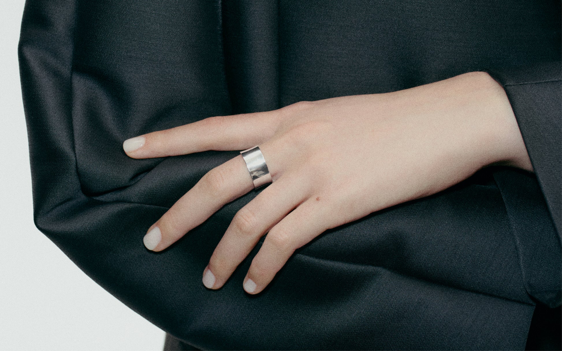 MH 925 Arc Ring Narrow lifestyle campaign image
